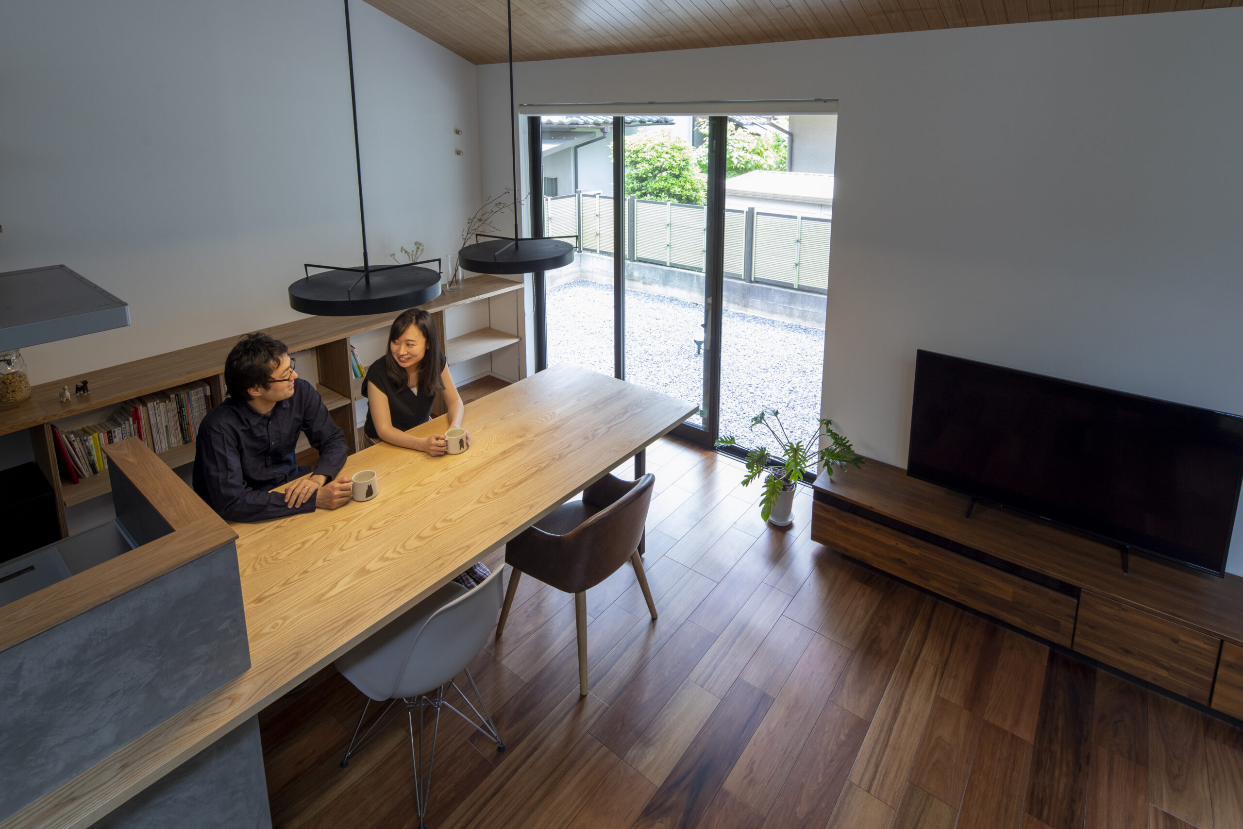 中庭を中心に家族が集う家